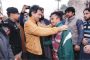 سیف گیمز میںمیڈلز جیتنے والے کھلاڑی مراد خان کا پشاور پہنچنے پر شاندار استقبال ،صوبائی وزیر عاطف خان نے3لاکھ کاچیک دیا