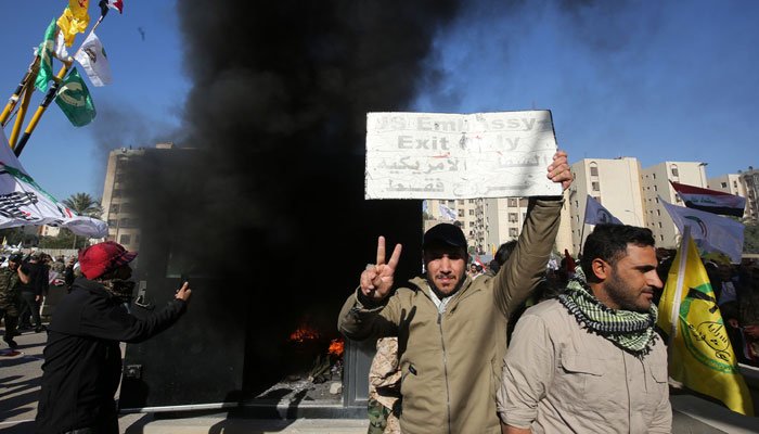 بغداد میں مظاہرین کا امریکی سفارتخانے پر دھاوا، بیرونی حصہ نذر آتش کردیا