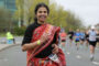 برطانیہ: بھارتی خاتون کی ساڑھی پہن کر 42 کلومیٹر کی میراتھن میں شرکت