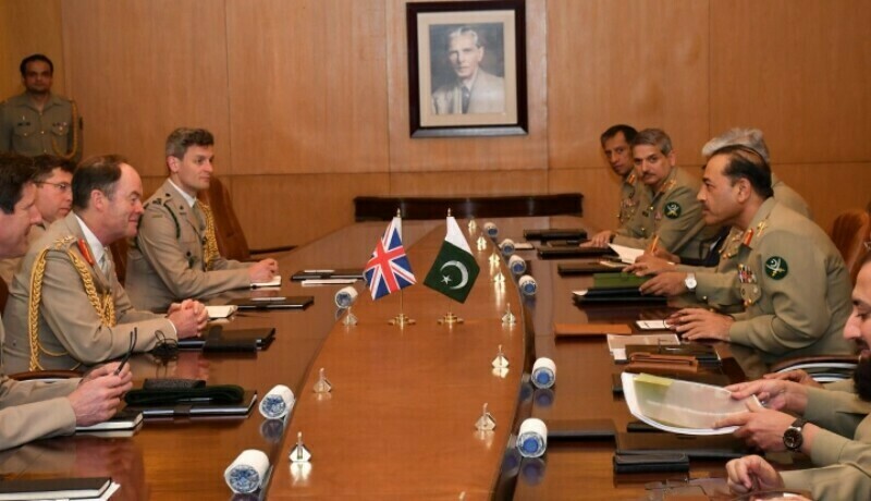 آرمی چیف جنرل عاصم منیر سے برطانوی ہم منصب کی ملاقات، دہشت گردی کے خلاف قربانیوں کا اعتراف
