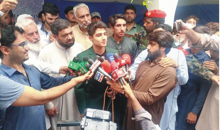 World Junior Squash Champion Hamza Khan received a warm welcome on his arrival in Peshawar