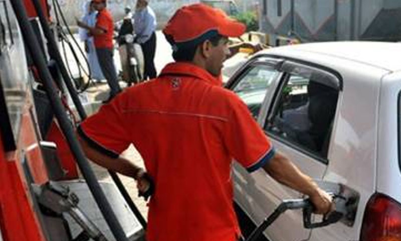حکومت کا پیٹرولیم مصنوعات کی قیمتوں میں کمی کا اعلان، پیٹرول فی لیٹر 8 روپے سستا